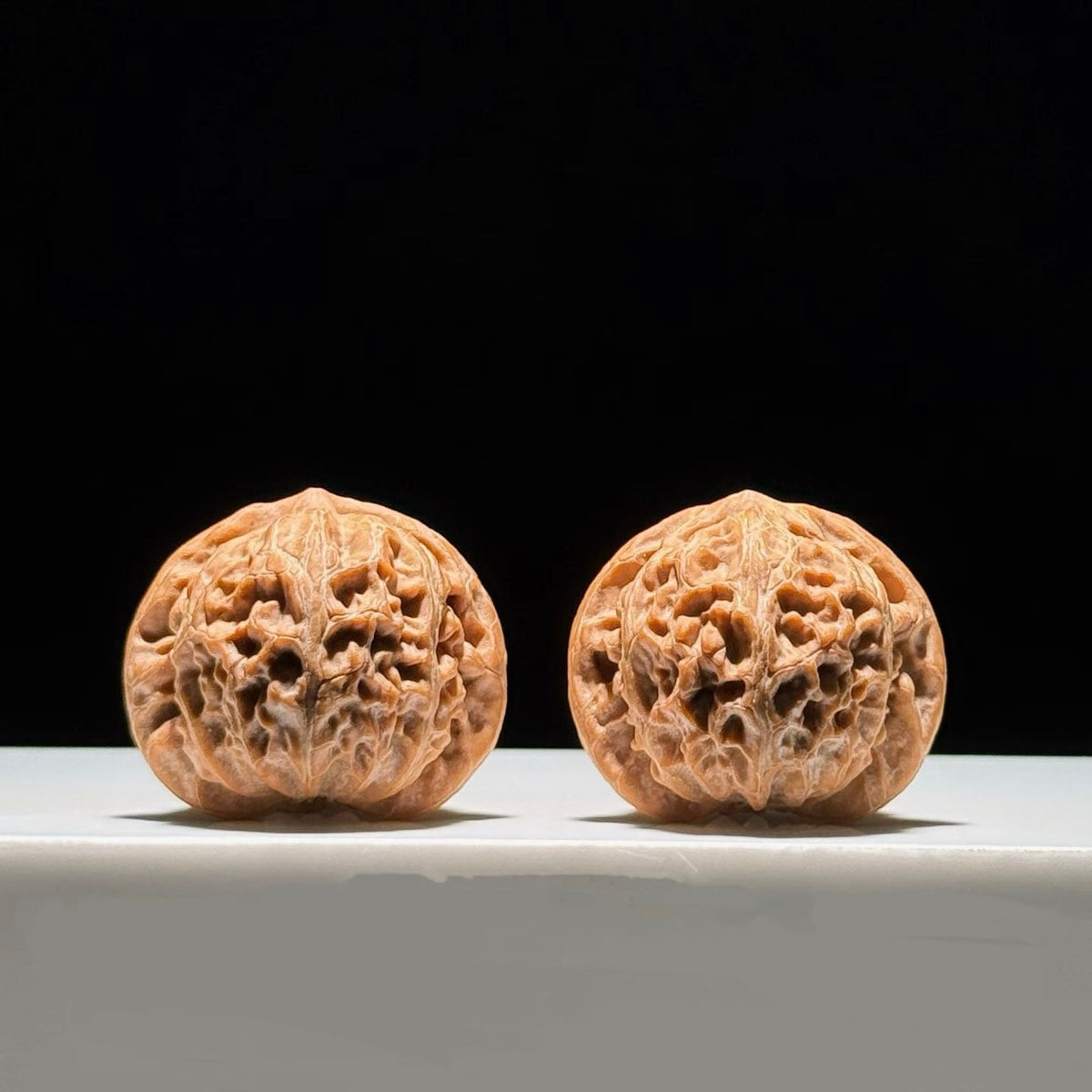 Palace Lantern Wenwan Walnut Guide: Shape, Grain & How to Choose